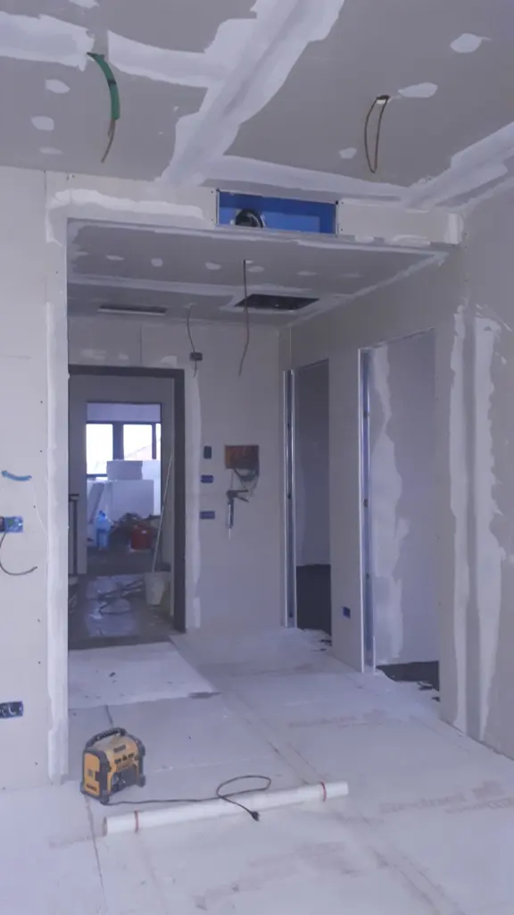 Lavorazione in cartongesso in un ambiente interno