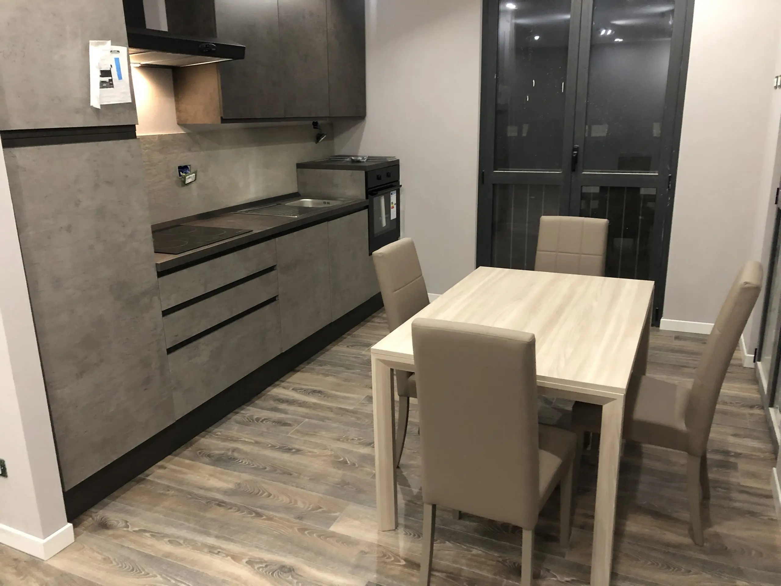 Cucina con pavimento, pareti e arredi in un ambiente ultimato