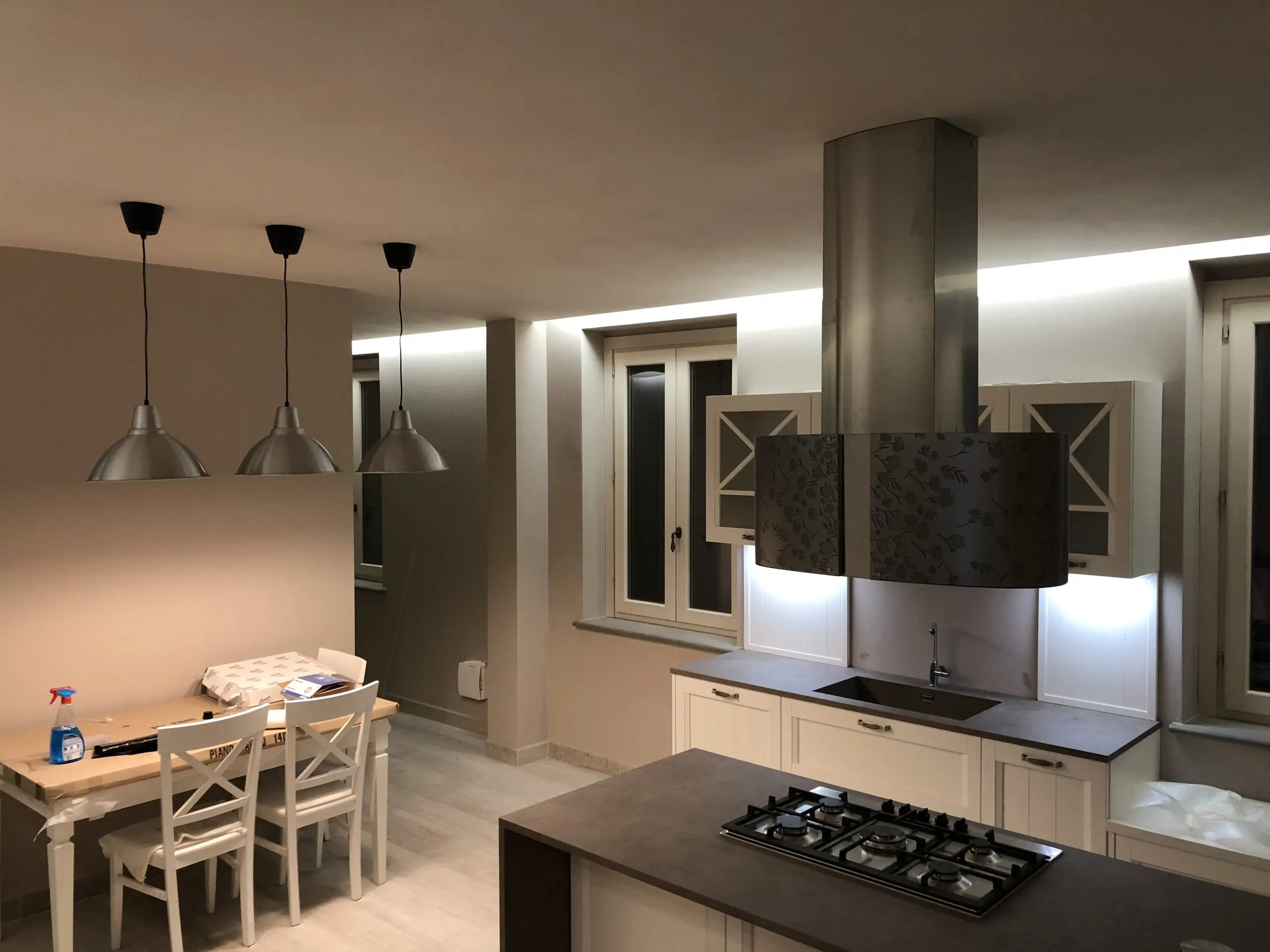 Cucina ultimata con illuminazione, arredi e finiture coordinate