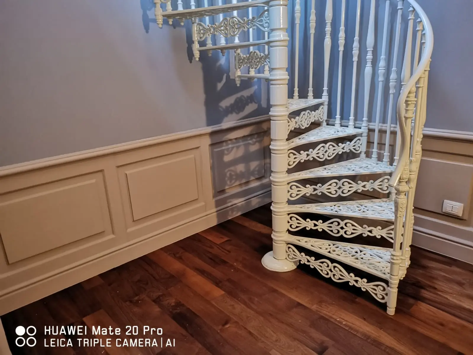 Scala e pavimento in legno in un ambiente interno