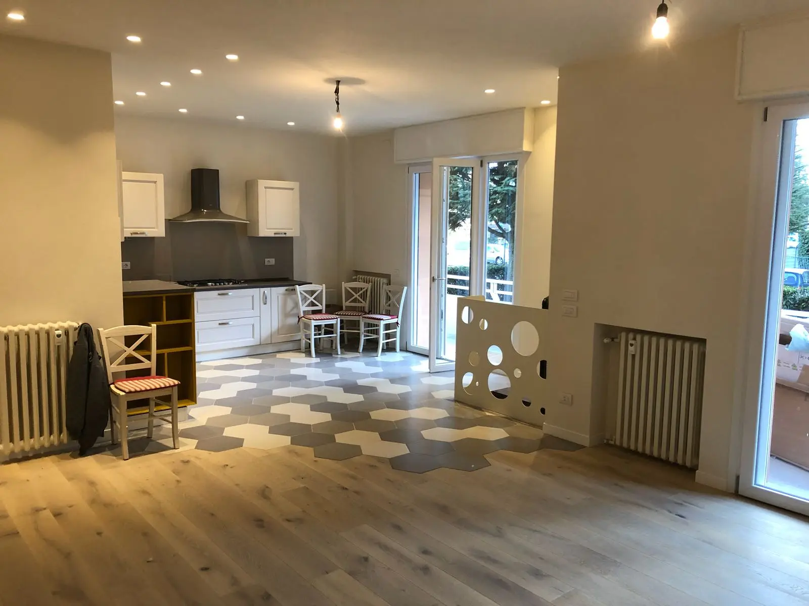 Cucina con pavimento e rivestimento in ceramica